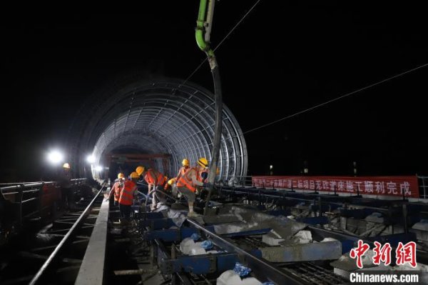专业配资官网 广湛高铁站前2标无砟道床施工完成